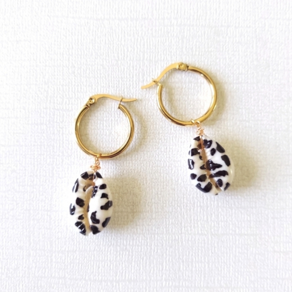Beachy Seashell & Stainless Steel Earrings - Leopard Print